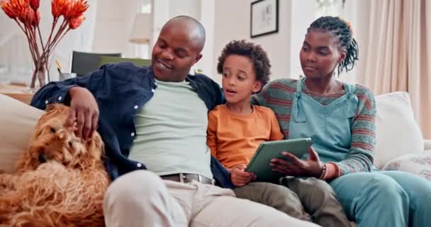 Rodzice Dziecko Tablet Kanapie Streamingu Rozrywki Online Psem Weekend Relaksu — Wideo stockowe