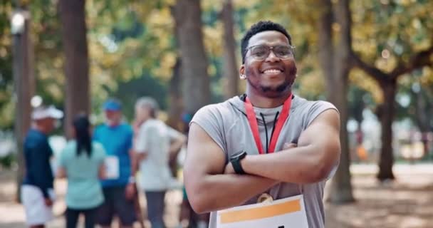 脸和跑步者在公园里参加集体有氧运动或锻炼 自然或户外 作为森林健康或挑战的私人教练 微笑和自信 早晨或运动员 — 图库视频影像