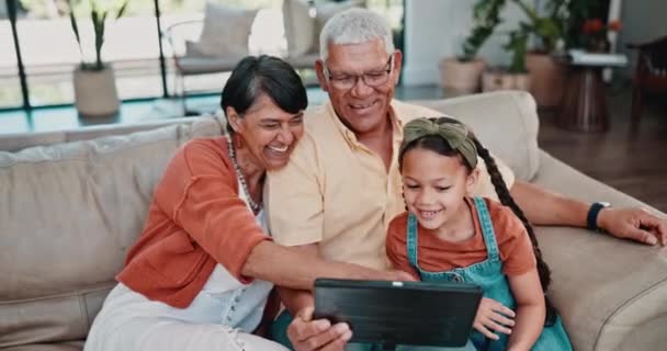 Dziadkowie Film Lub Dziewczyna Tabletem Rodzinnym Domu Dla Streamingu Filmowego — Wideo stockowe