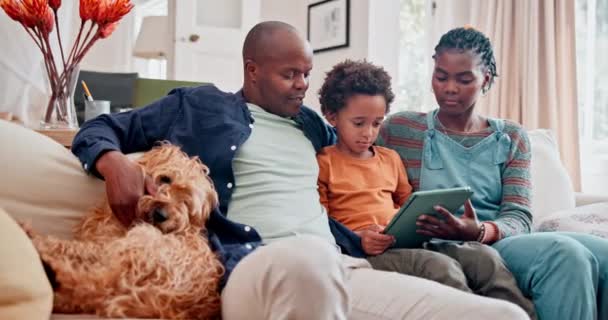 Genitori Bambini Tablet Sul Divano Rilassarsi Intrattenimento Streaming Con Cane — Video Stock