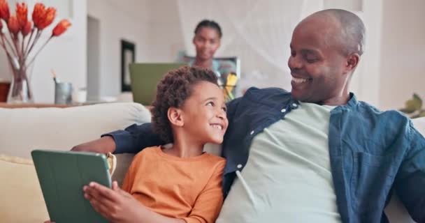 Rodič Dítě Učení Tabletem Pohovce Pro Domácí Nebo Line Hodnocení — Stock video
