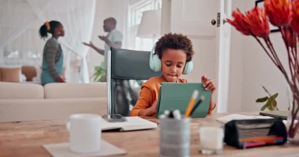 아이와 휴식이나 이혼을위한 가정의 거실에서 게임을위한 태블릿 헤드폰과 어린이 스트리밍 — 비디오