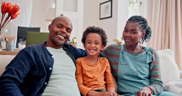 肖像画和黑人家庭一起坐在沙发上放松度假在南非 家长们 周末和孩子们一起在沙发上拥抱和微笑吧 — 图库视频影像