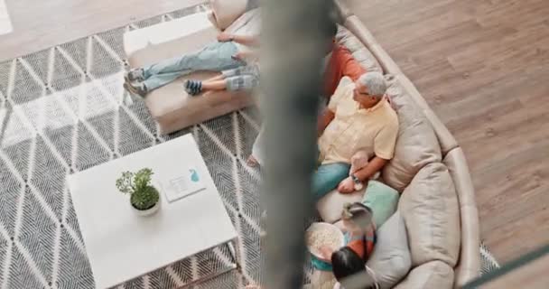 Família Pipoca Televisão Sofá Sala Estar Casa Cima Para Ligação — Vídeo de Stock