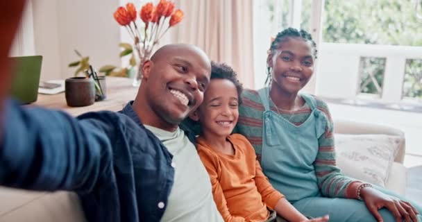 自私自利 黑人家庭 在客厅里笑着 儿子和父母在家里沙发上放松 父亲和孩子坐在沙发上的社交网络 肖像和肖像图片 — 图库视频影像