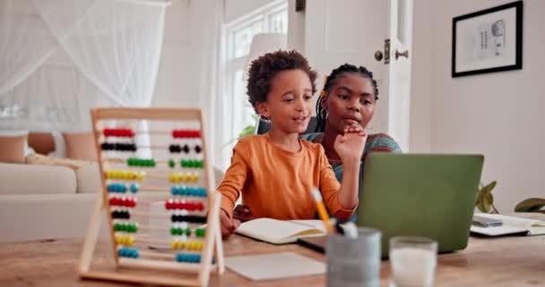 Anya Gyermek Online Oktatás Laptop Tanulás Virtuális Iskola Abakusz Számolás — Stock videók