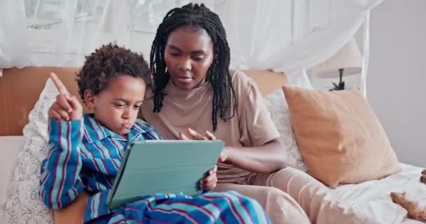 Tablet Ευτυχισμένη Και Μητέρα Παιδί Στο Κρεβάτι Δικτύωση Στα Μέσα — Αρχείο Βίντεο