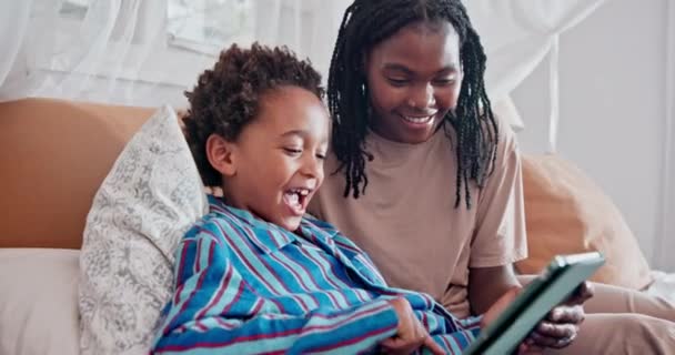 在社交媒体 应用程序或互联网上的床头柜 笑和带着孩子的母亲 结合和非洲妈妈与孩子在卧室在线滚动与数字技术一起在家里 — 图库视频影像
