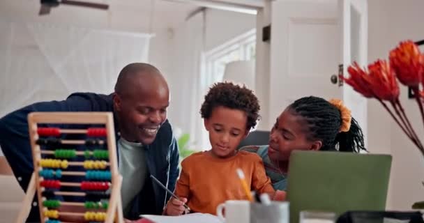 Ordenador Portátil Tarea Escolar Padres Enseñando Niño Escribiendo Para Conocimiento — Vídeo de stock