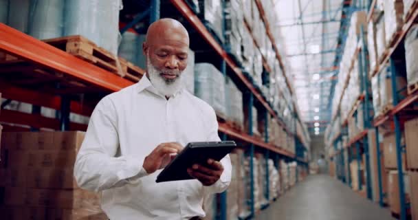 Tablet Magazyn Człowiek Afryki Magazynie Kontroli Logistyki Dla Wysyłki Lub — Wideo stockowe