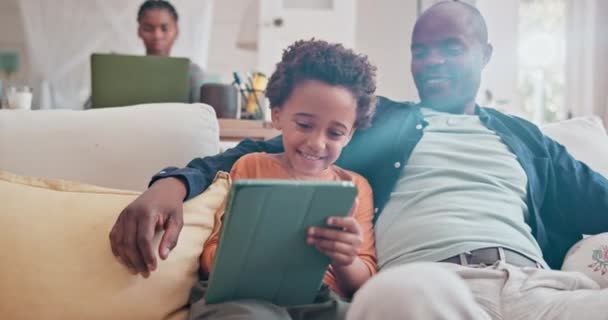 快乐的父亲 平板电脑和黑人儿童在家里学习 教育或与父母在互联网上滚动 非洲孩子 爸爸和科技在沙发上放松一下或者和家人在镜头照明弹上粘合在一起 — 图库视频影像