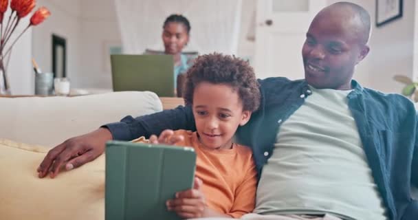 Ouder Kind Leren Met Tablet Bank Voor Thuis School Online — Stockvideo