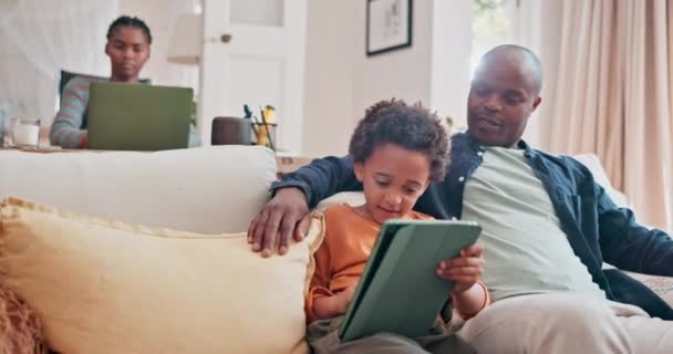 Papa Kind Und Lernen Mit Tablet Auf Dem Sofa Für — Stockvideo