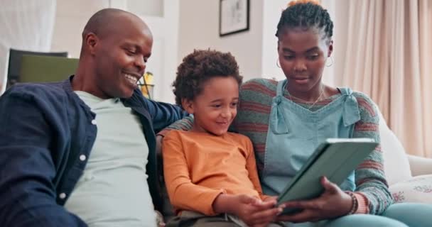 Ευτυχία Χαμόγελο Και Μαύρη Οικογένεια Tablet Ταινίες Και Γονείς Χαλαρώνουν — Αρχείο Βίντεο