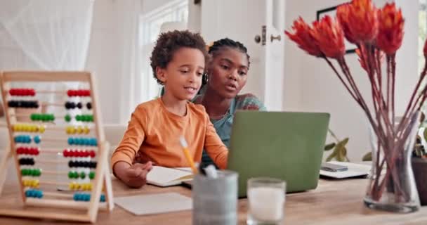 Mama Copilul Învățarea Distanță Laptop Pentru Școala Virtuală Abacus Pentru — Videoclip de stoc