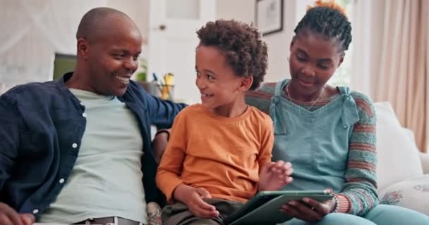 Sala Estar Sorriso Família Preta Com Tablet Filho Pais Relaxar — Vídeo de Stock