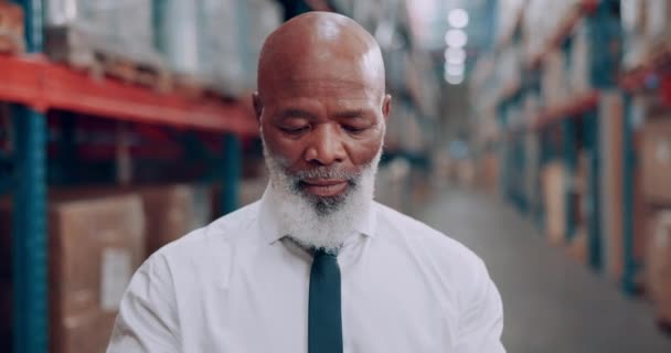 Twarz Szczęśliwy Człowiek Starszy Inżynier Fabryce Logistyki Dystrybucji Lub Kariery — Wideo stockowe
