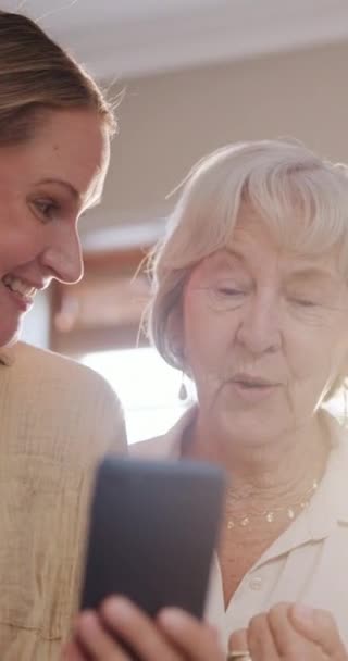 Teléfono Conversación Mujer Con Mamá Anciana Ayudando Las Redes Sociales — Vídeos de Stock
