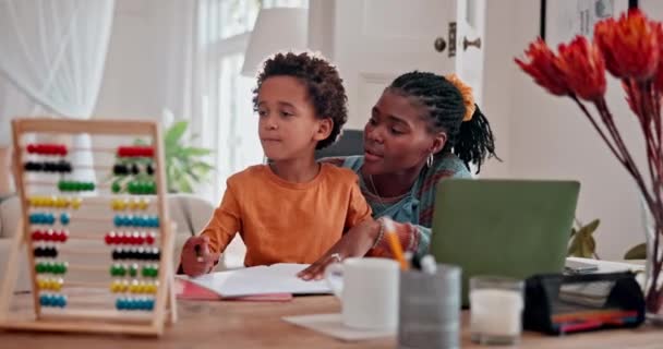 Tarefa Casa Família Negra Mãe Com Menino Aprendizagem Educação Com — Vídeo de Stock