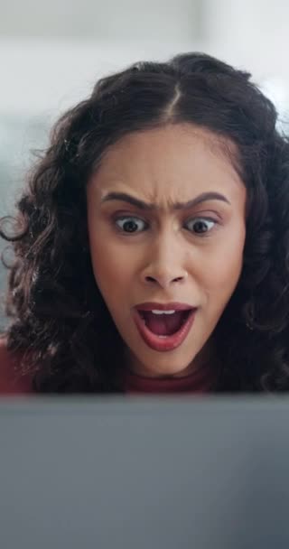Uśmiech Kobieta Laptop Dla Wygranej Dobre Wieści Świętować Wow Osiągnięcia — Wideo stockowe