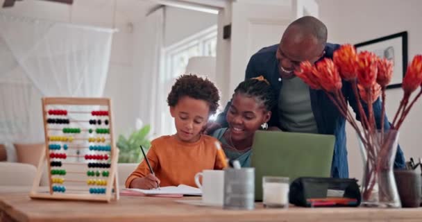 부모는 아이를 가르치거나 발달을 아프리카 어머니 노트북 아버지와 스마트 Abacus에 — 비디오