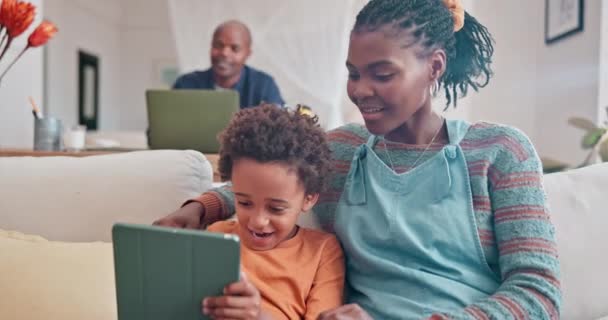 Μαμά Παιδί Και Μάθηση Tablet Στον Καναπέ Για Homeschool Online — Αρχείο Βίντεο