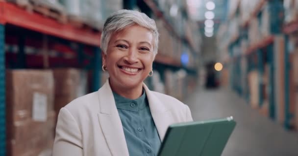 倉庫のタブレット ロジスティクス シニア女性は 箱の情報をチェックしています 倉庫にデジタル技術を搭載した成熟した女性産業労働者の笑顔 — ストック動画