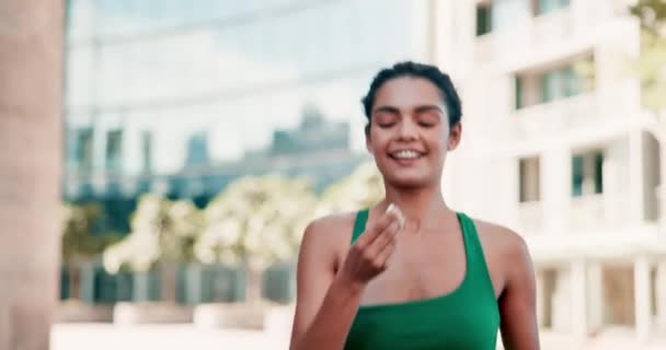 Auriculares Fitness Mujer Feliz Ciudad Para Entrenar Correr Cardio Matutino — Vídeos de Stock