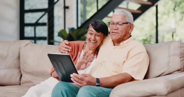 Otthon Video Hívás Idős Pár Egy Kanapén Tabletta Internet Közösségi — Stock videók
