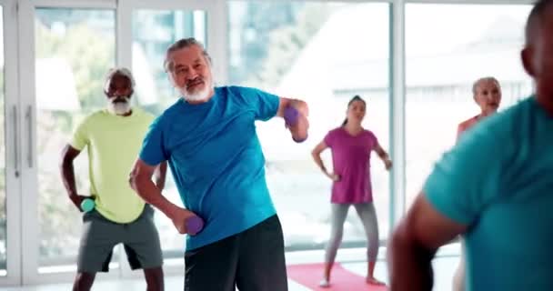 举重和老年人在健身房的健康 健康和健身课 多样化和老年朋友在演播室用哑铃进行肌肉锻炼或训练 — 图库视频影像
