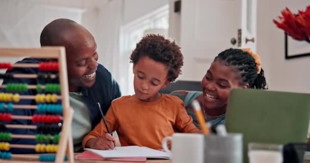 Rodiče Dítě Psaní Učení Pro Vzdělávání Spolu Notebookem Nebo Notebookem — Stock video