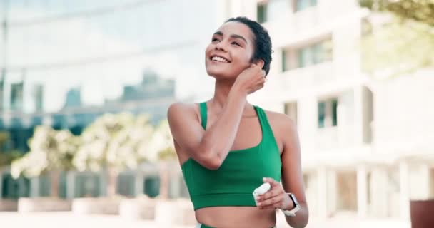 Fitness Auriculares Mujer Feliz Ciudad Para Entrenar Correr Cardio Matutino — Vídeos de Stock