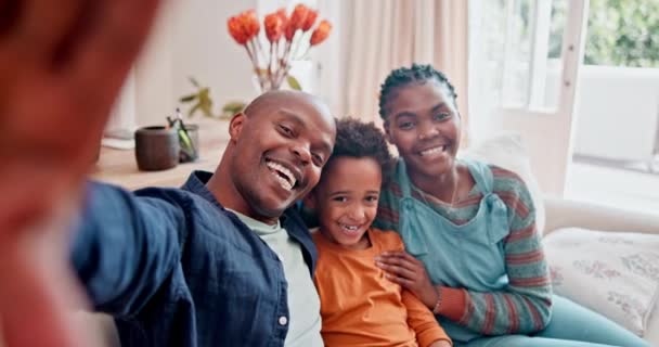 家庭自拍 孩子和父母在沙发上笑着 爱和放松一起在家里社交媒体 非洲人民的脸 父母带着孩子或男孩坐在沙发上拍照和拍照 — 图库视频影像