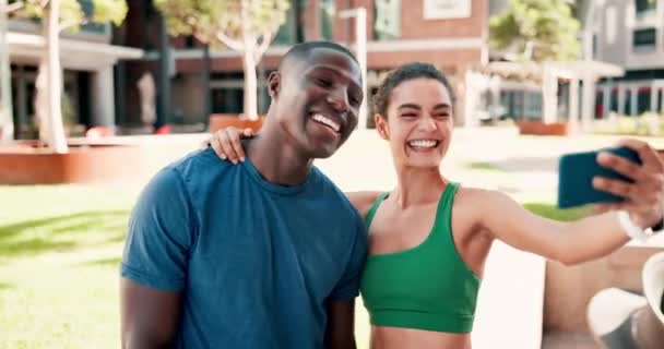 Selfie Fitness Pareja Ciudad Con Manos Paz Amor Energía Sonrisa — Vídeos de Stock