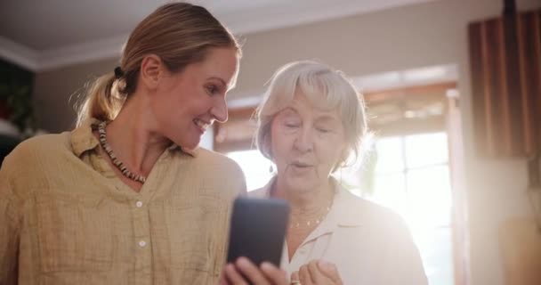 对话和在社交媒体 应用程序或互联网上与资深妈妈一起帮助的女人 与家中老年母亲的讨论 技术和女性交谈 联系和解释电话 — 图库视频影像