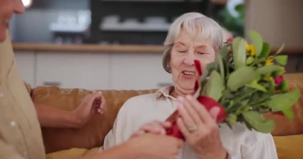 Gelukkige Vrouw Moederdag Knuffel Met Bloemen Huis Bank Voor Liefde — Stockvideo