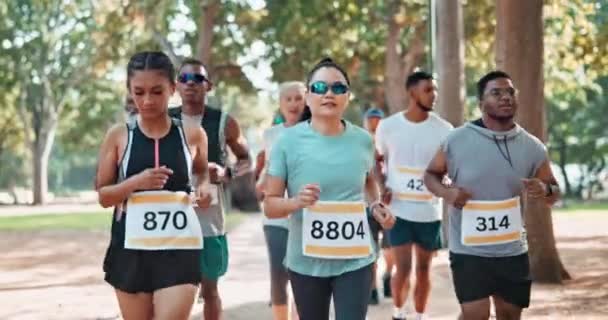 Ludzie Maraton Bieganie Ćwiczeniami Fitness Wellness Słońcem Energią Grupa Sportowcy — Wideo stockowe