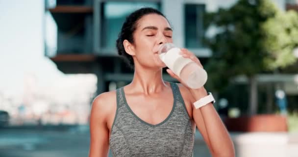 Mulher Corredor Água Potável Para Treino Livre Fitness Treinamento Para — Vídeo de Stock