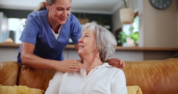 Médico Sorriso Enfermeira Abraçando Mulher Idosa Sofá Sala Estar Casa — Vídeo de Stock