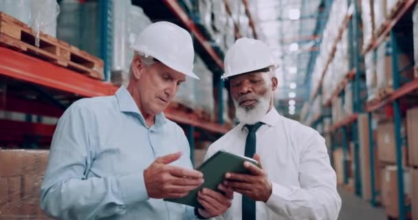 Almacén Tableta Hombres Con Trabajo Equipo Planificación Colegas Con Inspección — Vídeo de stock
