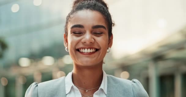 Посмішка Обличчя Ділова Жінка Місті Позитивним Хорошим Впевненим Ставленням Кар — стокове відео