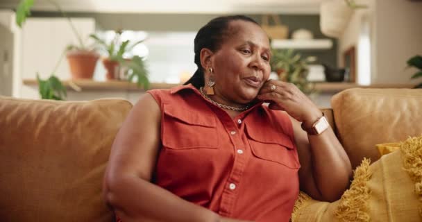 非洲老年妇女 在肯尼亚的客厅里 在沙发上思考 思考和思考 带着想法 回忆或放松 在带着怀旧 选择或决定的沙发上的成熟的人 景象和回忆 — 图库视频影像