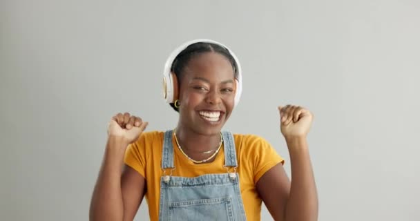 スタジオのサブスクリプションで音楽 ポッドキャスト ラジオオーディオを聴く顔 ダンス 黒人女性 ハッピー ヘッドフォン アフリカの人々は 健康のための白い背景に孤立した曲をストリーミング — ストック動画