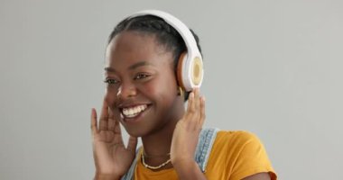 Happy, dans ya da müzik dinleyen zenci kadın, podcast ve radyo aboneliği stüdyoda. Jazz, kulaklıklar ve Afrikalı bir kişi sağlık için beyaz arka planda izole edilmiş bir şarkı yayınlıyorlar..