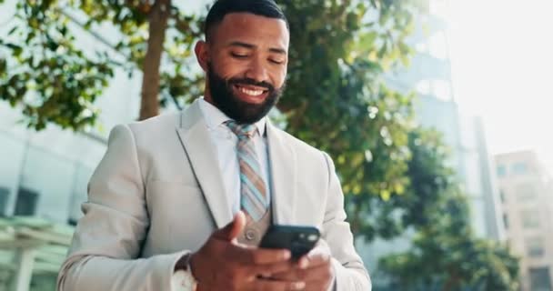 Adamı Telefon Gülümse Şehir Merkezinde Cep Telefonunda Dışarıda Ağaçlarla Happy — Stok video