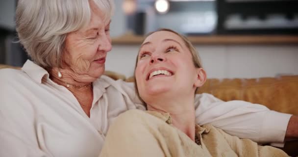 Family Love Hug Senior Mother Daughter Sofa Living Room Home — Stock Video