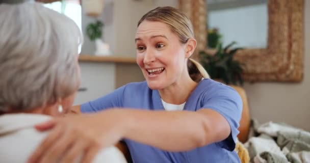 Cuidado Salud Confianza Enfermera Hablando Con Anciana Sofá Sala Estar — Vídeos de Stock