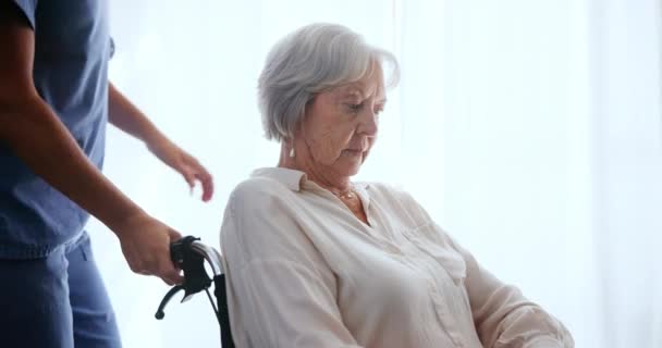 Verpleegster Senior Patiënt Met Rolstoel Ondersteuning Zorg Voor Pensionering Vrouw — Stockvideo