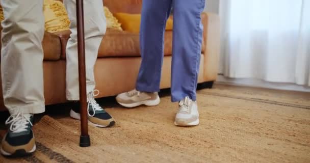 Bastón Caminar Ayuda Pies Enfermera Con Paciente Mayor Hogar Ancianos — Vídeos de Stock