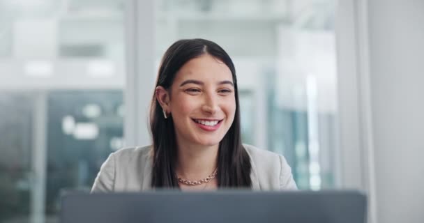 Χαμόγελο Φορητό Υπολογιστή Και Γυναίκα Των Επιχειρήσεων Στο Γραφείο Ανάγνωση — Αρχείο Βίντεο